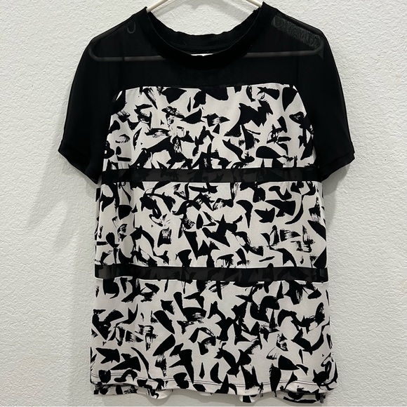 Tops - Black and white short sleeve top with sheer black sections Size L‎